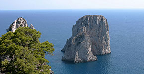 Aus dem Meer ragende Felsen vor der Küste Capris