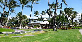 Bild einer Hotelanlage mit grüner Fläche auf Hawaii