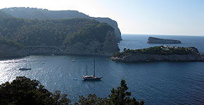 Bild einer Bucht der Insel Ibiza