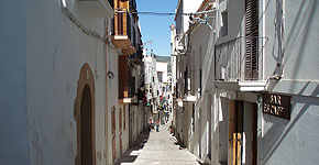 Bild einer Strassengasse auf der Insel Ibiza