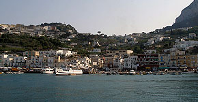 Bild des Hafens von der Insel Capri vom Meer aus gesehen