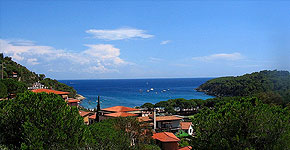 Bild mit Blick aufs Meer von der Küste der Insel Elba