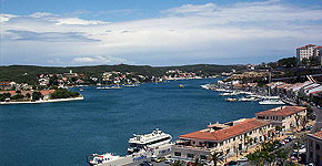 Ein Blick auf den Hafen und die Küste von Menorca