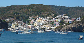 Hafen einer italienischen Insel Bild vom Meer auf den Hafen einer italienischen Insel