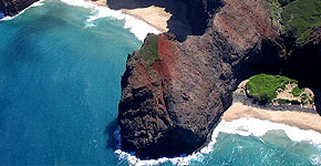 Luftaufnahme einer Badebucht auf der Insel Kauai