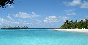 Bild eines Sandstrandes eines Malediven Atolls